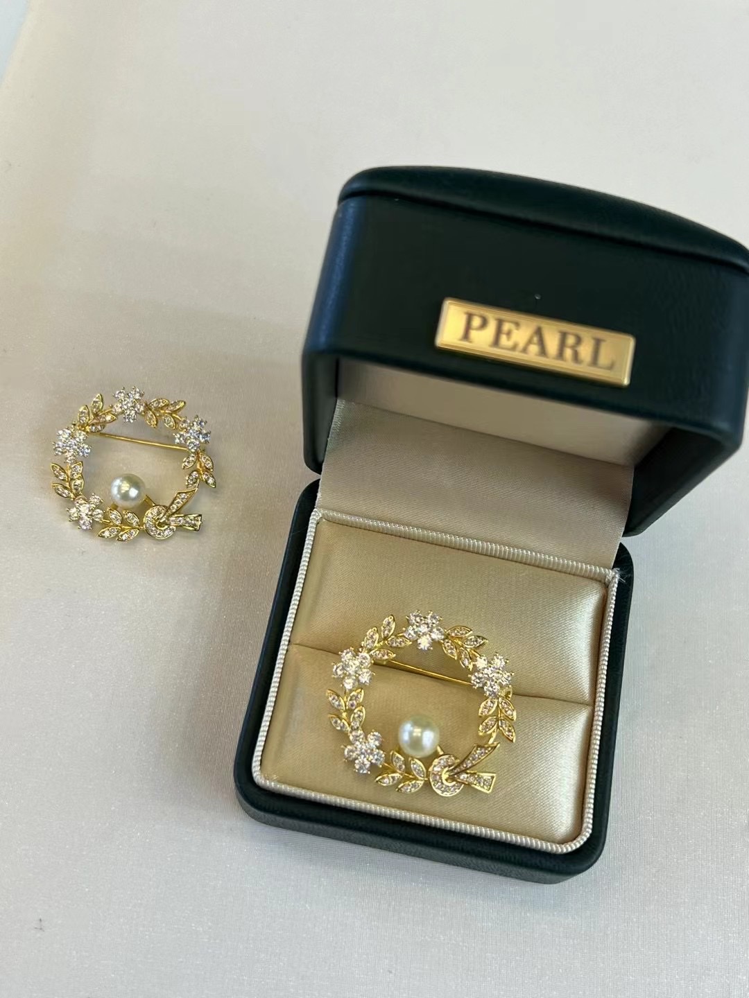 超优雅气质香槟色——天然海水羽黄金花冠珍珠胸针详情图4
