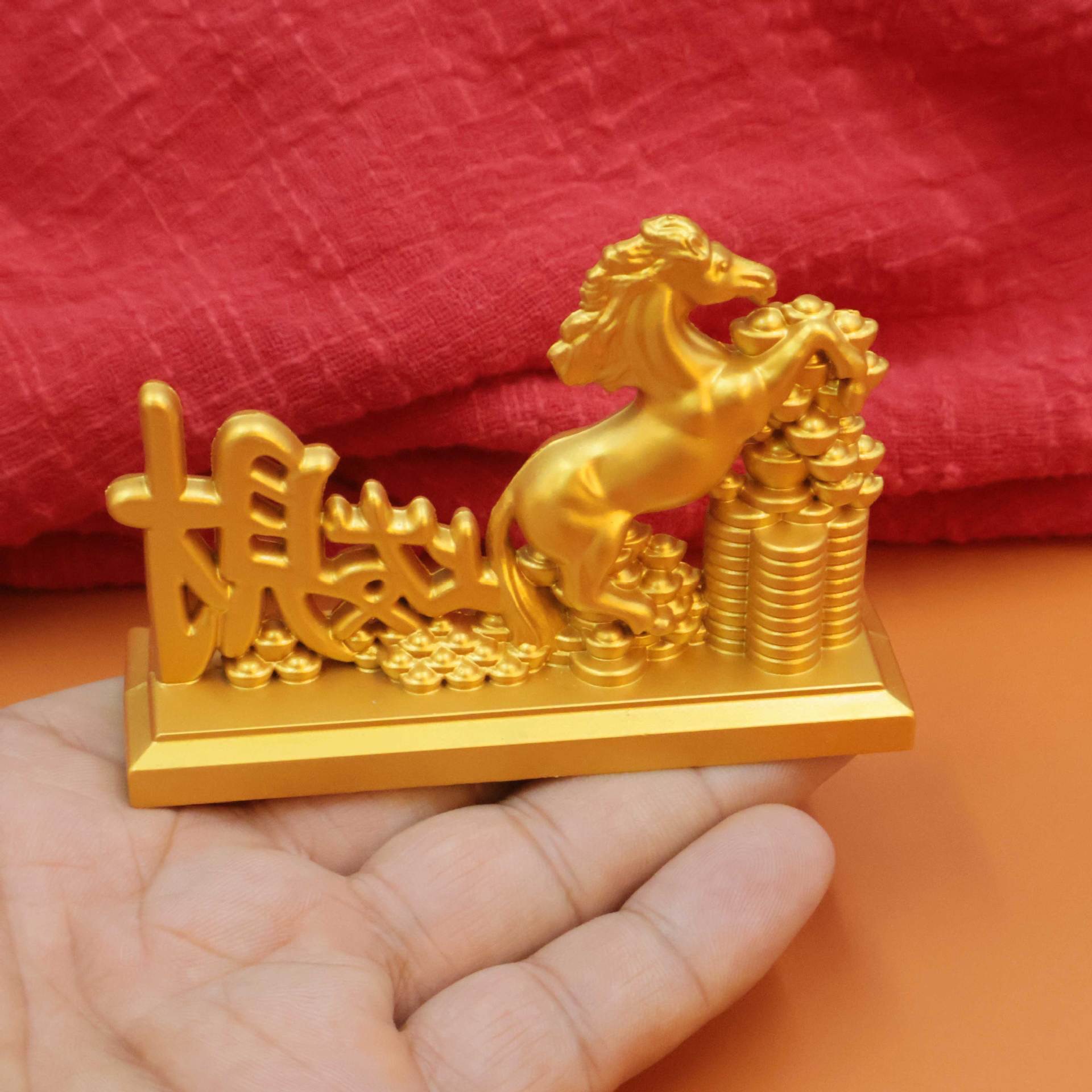 New horse figurine, horse treading on gold ingots to get rich immediately, horse-drawn gold ingots, horse-drawn carts to attract wealth, office opening gifts Specification image