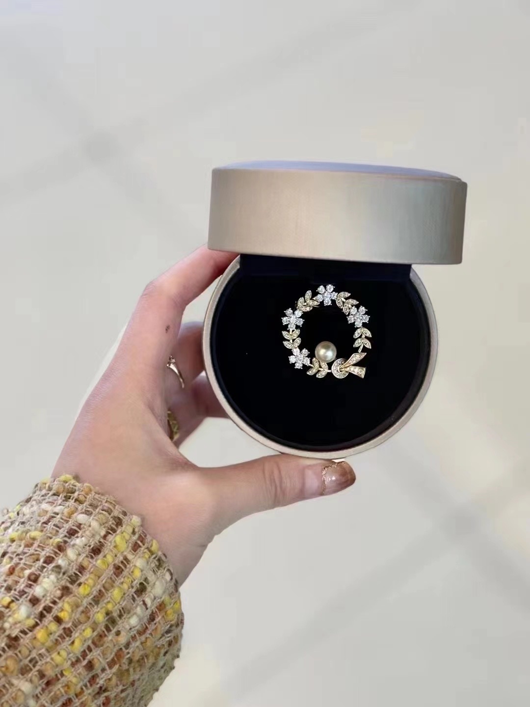 超优雅气质香槟色——天然海水羽黄金花冠珍珠胸针