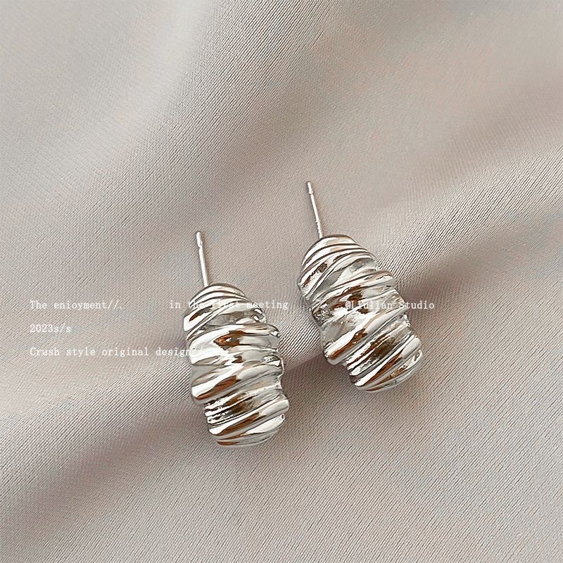 Silver simple and elegant stud earrings for women, 2024 new trendy and high-end style earrings, niche retro internet-famous earrings wholesale accessories, earrings and earrings detail image 4