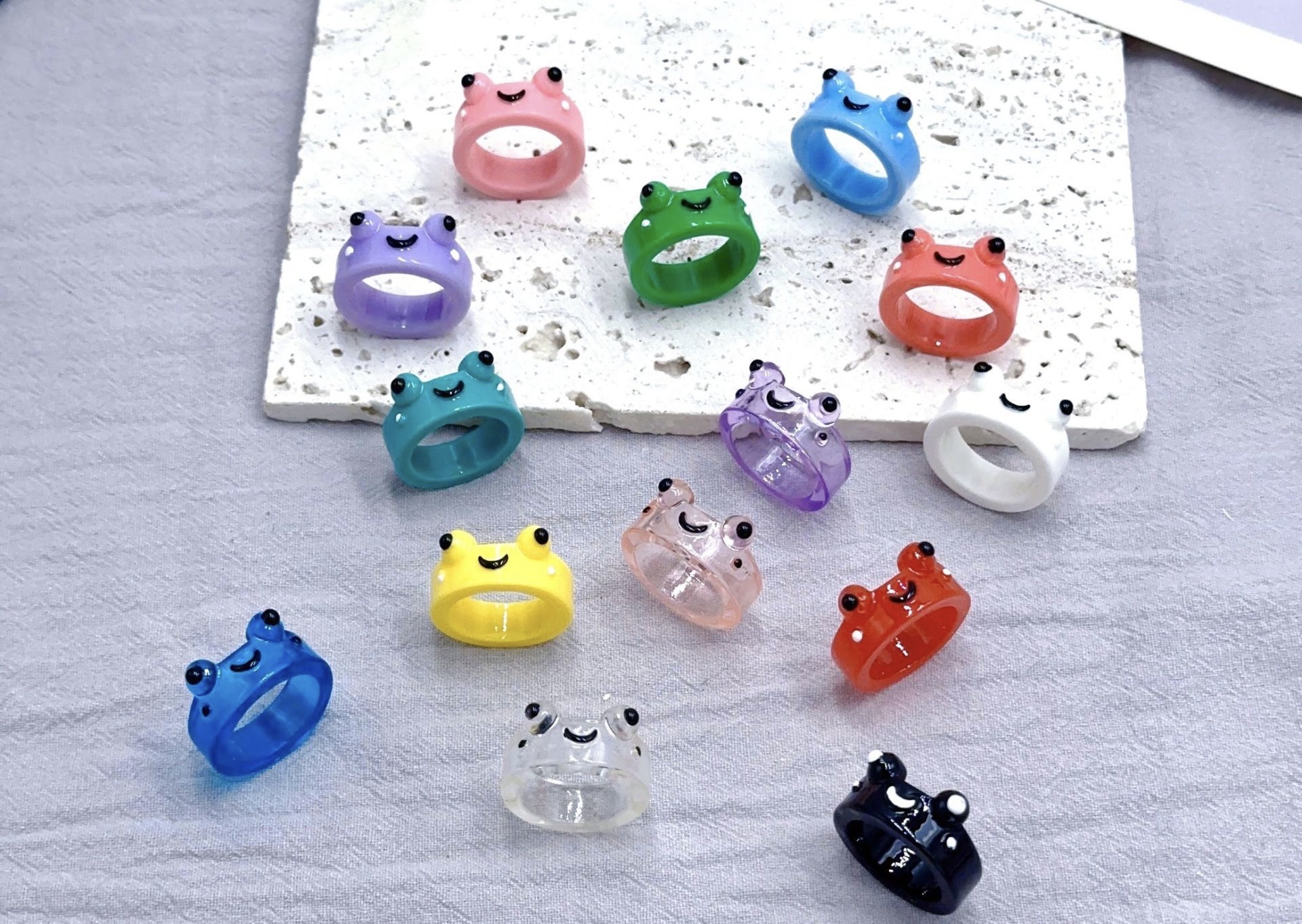 The anti-jade silver ring is a unique design for women. The jade ring is exquisite and the alloy ring is a simple and fashionable jewelry accessory