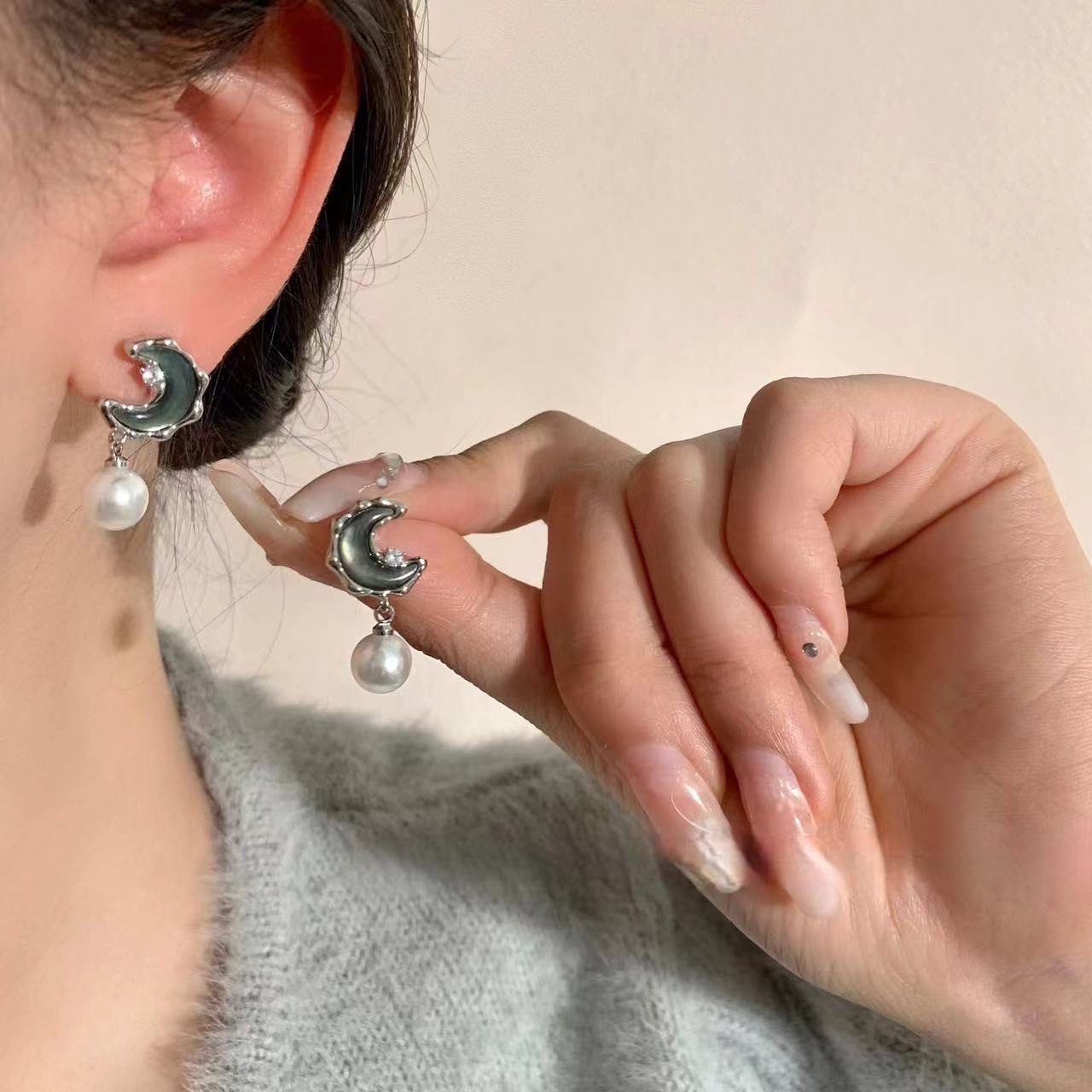 Silver needle zirconia moon pearl stud earrings, elegant and high-end style, versatile earrings, niche design, ear pendants, ear bone stud earrings detail image 6