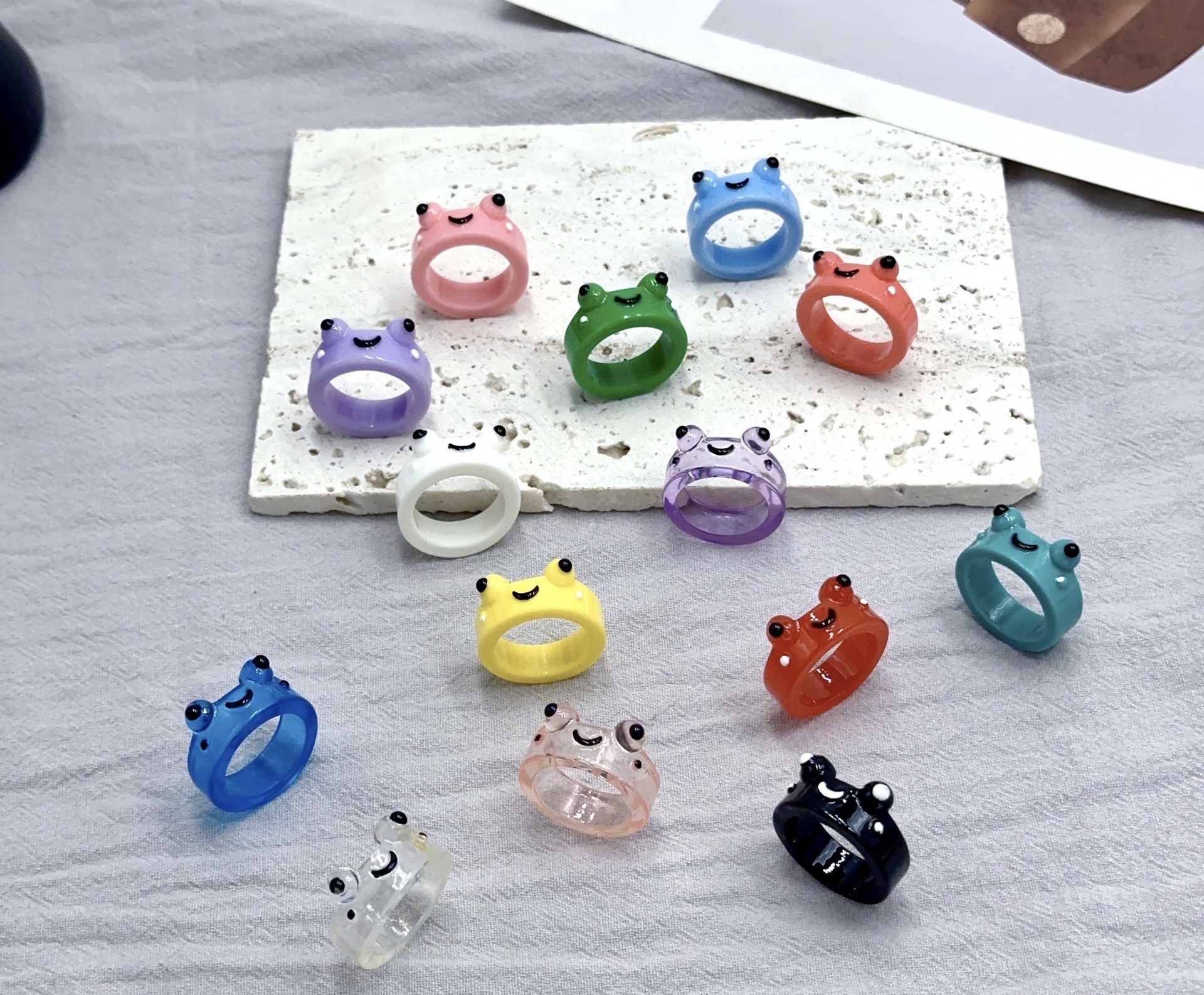 The anti-jade silver ring is a unique design for women. The jade ring is exquisite and the alloy ring is a simple and fashionable jewelry accessory Specification image