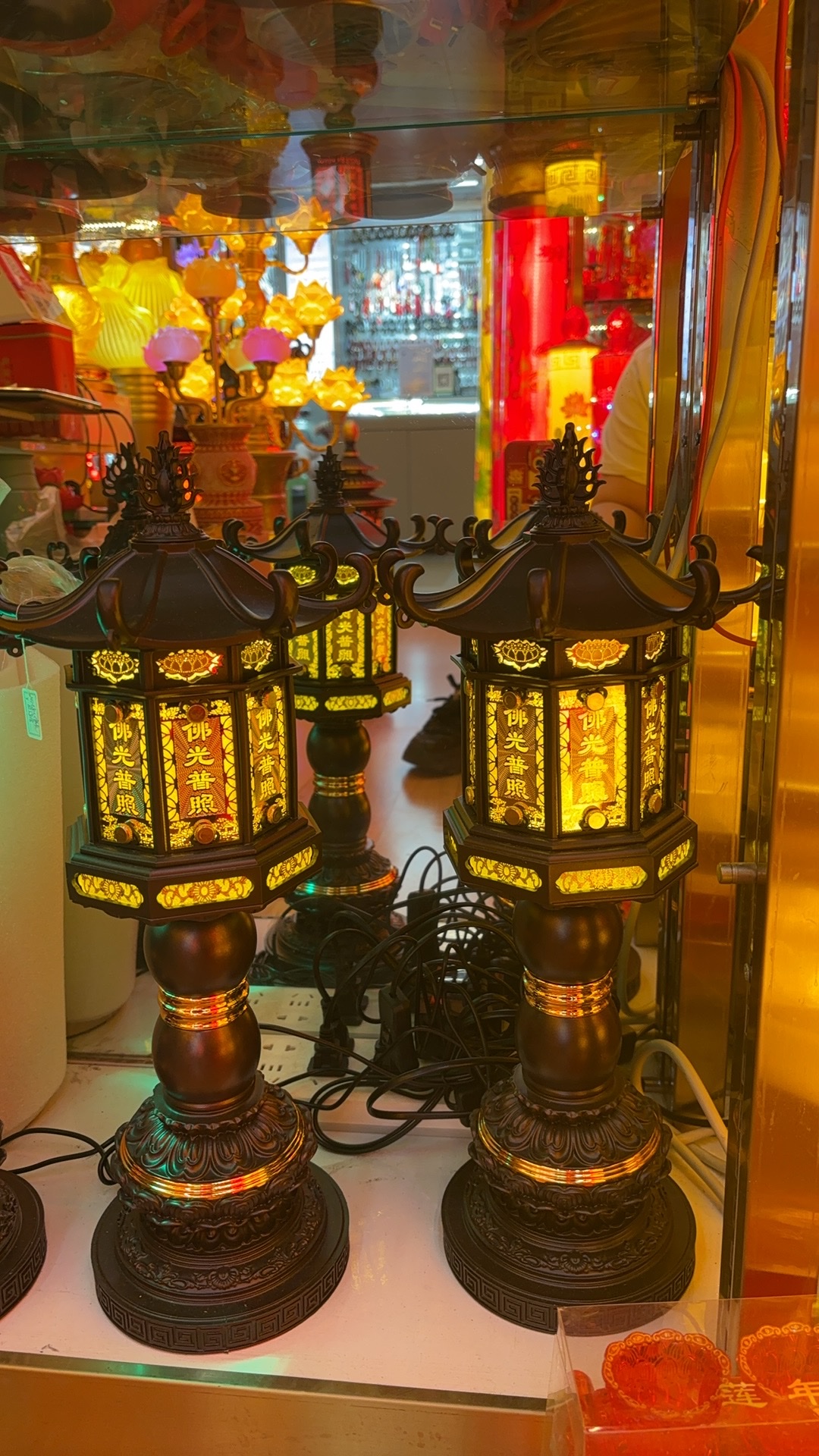 The copper offering lamp is a perpetual lamp. The lamp offered before the Buddha is a perpetual lamp for the Buddha