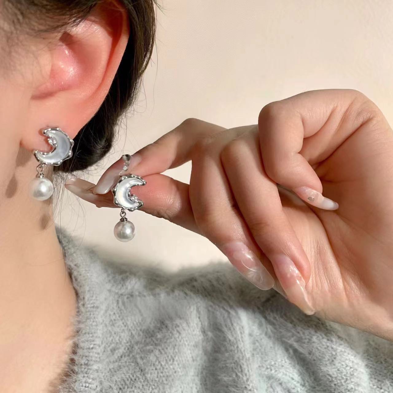 Silver needle zirconia moon pearl stud earrings, elegant and high-end style, versatile earrings, niche design, ear pendants, ear bone stud earrings detail image 2