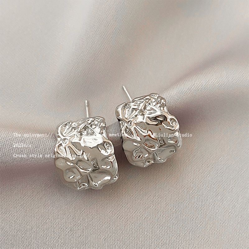 Silver simple and elegant stud earrings for women, 2024 new trendy and high-end style earrings, niche retro internet-famous earrings wholesale accessories, earrings and earrings Application Scenario