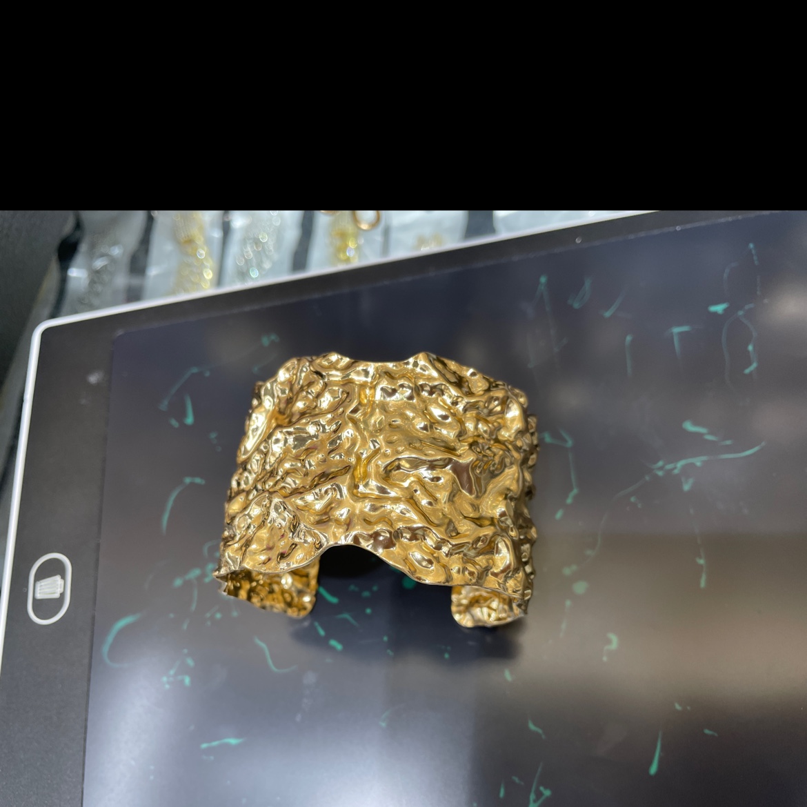 Square-shaped bracelets, a popular European and American fashion item, are personalized and trendy bracelets