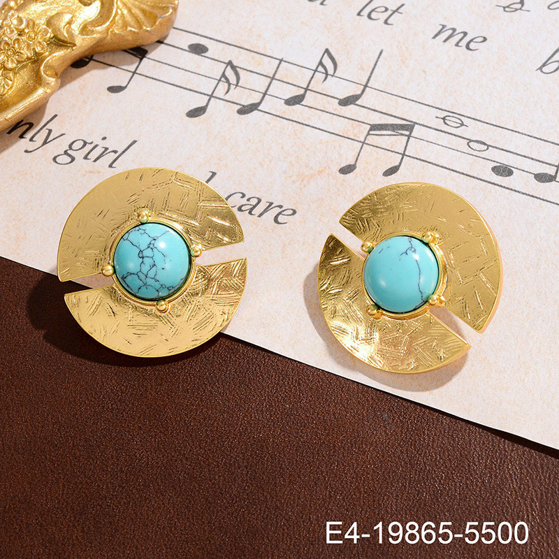 Turquoise earrings, French retro silver needle earrings, niche style, vintage flower stud earrings, exquisite, fashionable and high-end accessory earrings Application Scenario