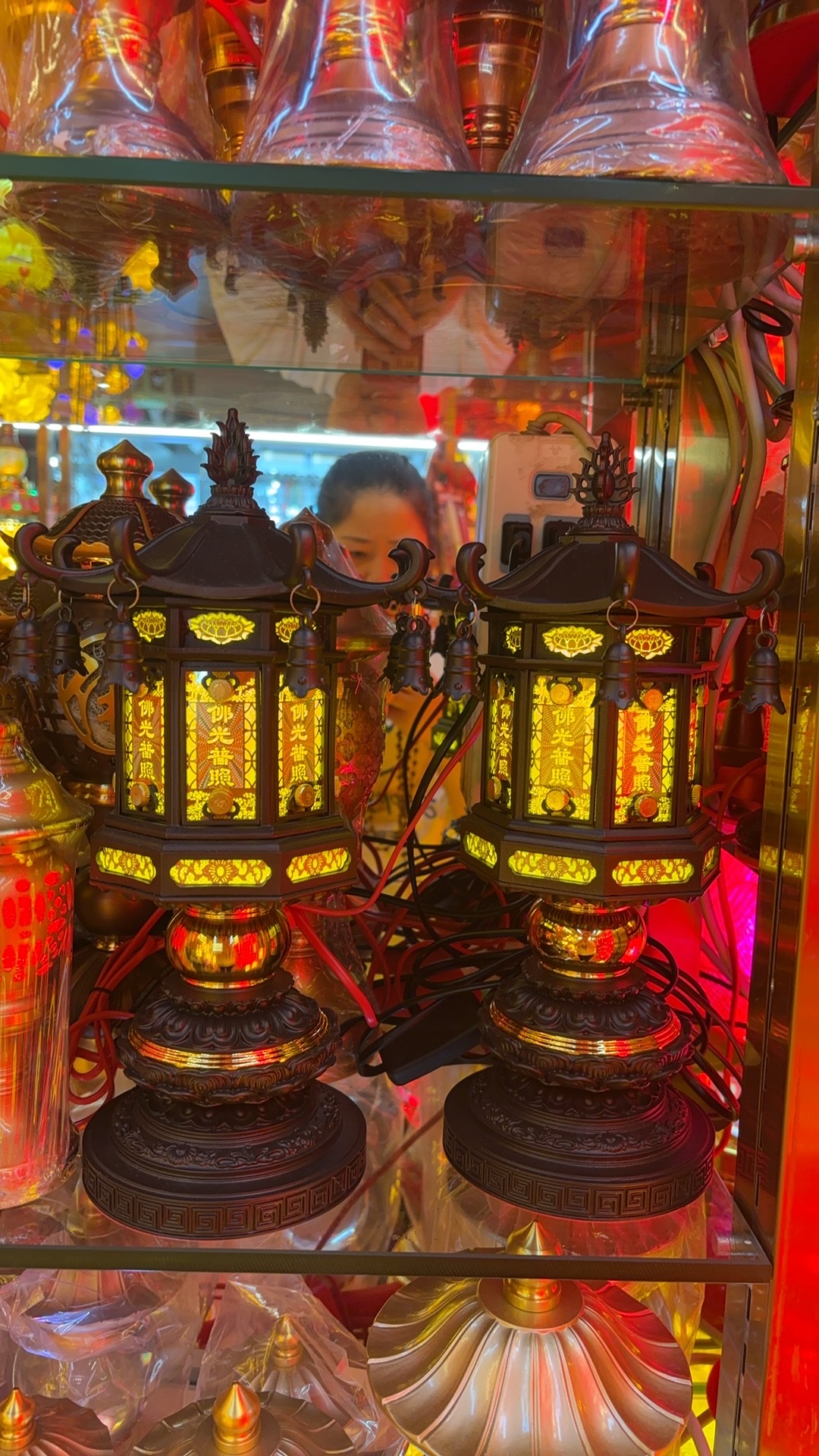 The copper offering lamp is a perpetual lamp. The lamp offered before the Buddha is a perpetual lamp for the Buddha details Picture