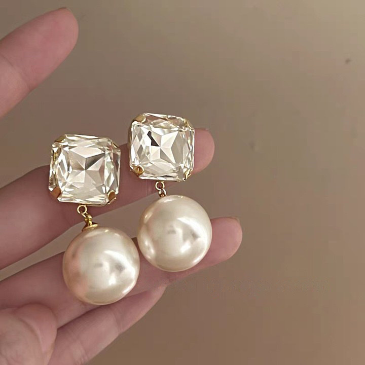 French retro pearl geometric earrings, exaggerated and fashionable style, stud earrings, niche light luxury and high-end sense, wholesale women's accessories, earrings and earrings Application Scenario