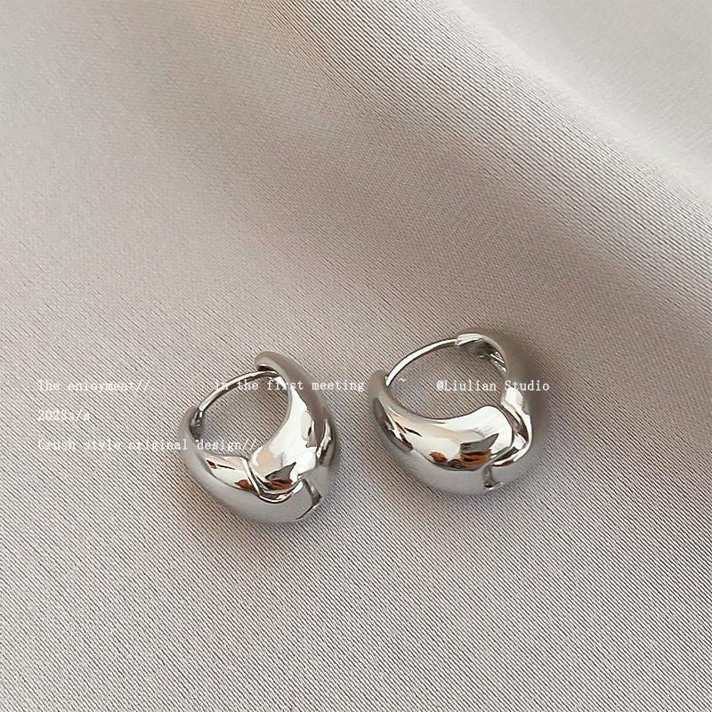 Silver simple and elegant stud earrings for women, 2024 new trendy and high-end style earrings, niche retro internet-famous earrings wholesale accessories, earrings and earrings Item Picture