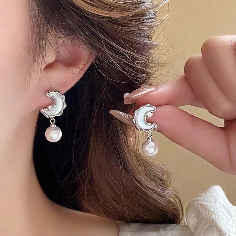 Silver needle zirconia moon pearl stud earrings, elegant and high-end style, versatile earrings, niche design, ear pendants, ear bone stud earrings detail image 3