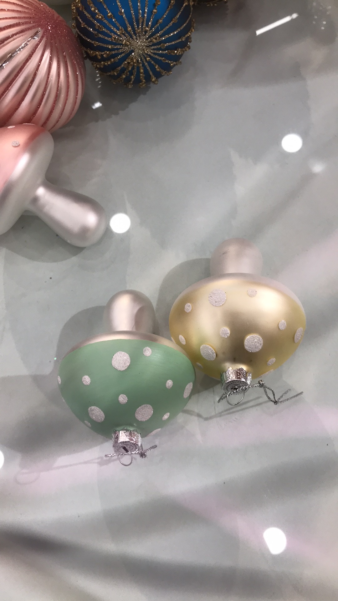 Essential wooden pendants for Christmas decorations, Christmas flower designs, and bows for embellishing Christmas gifts and ornaments