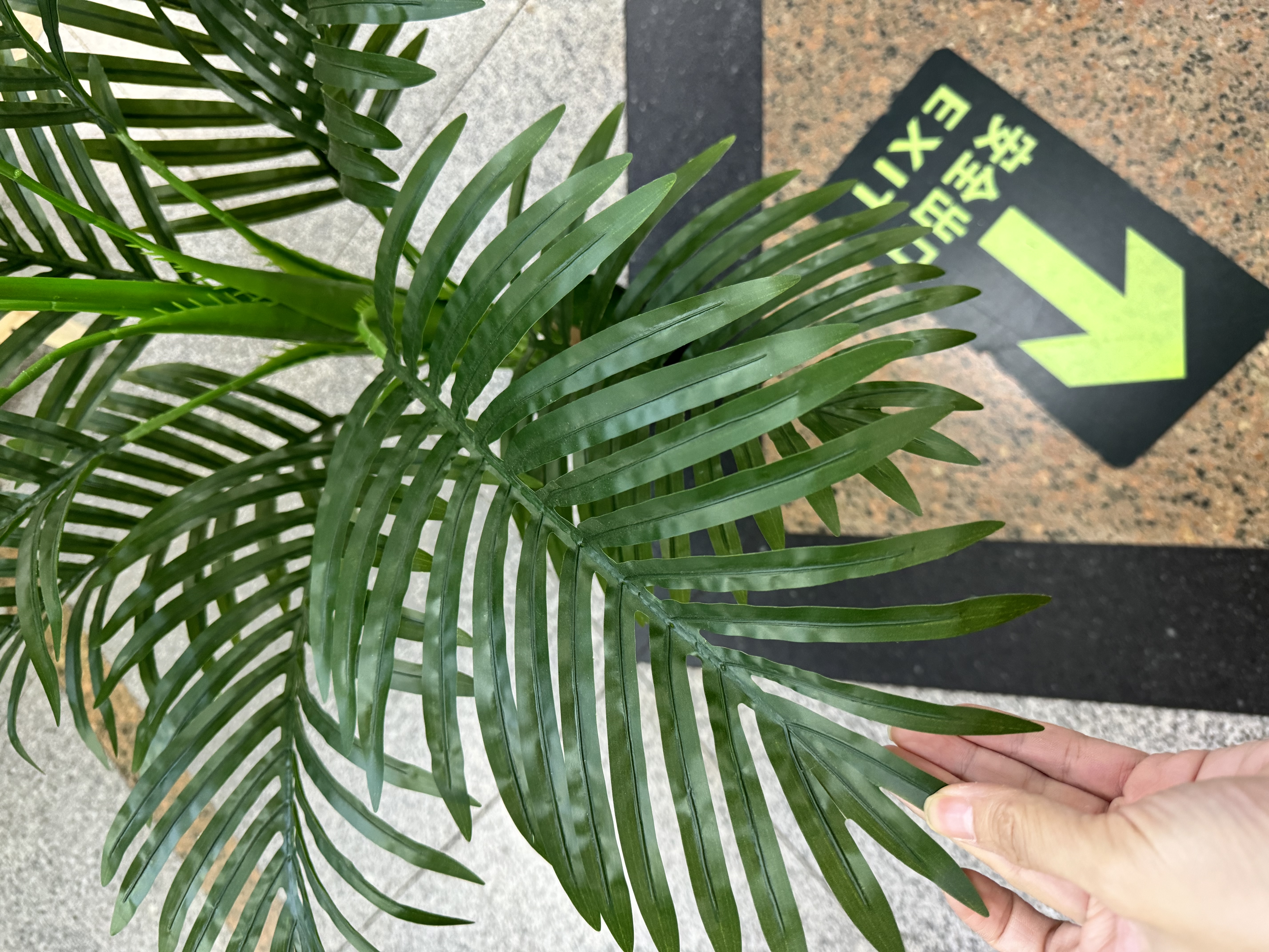 Factory direct sales of farm-style artificial green plants, artificial trees, indoor plant wall decoration, eco-friendly and odorless artificial flowers, landscape design, 100cm chrysalidocarpus lutescens, artificial sunflower leaves, artificial green plants Specification image