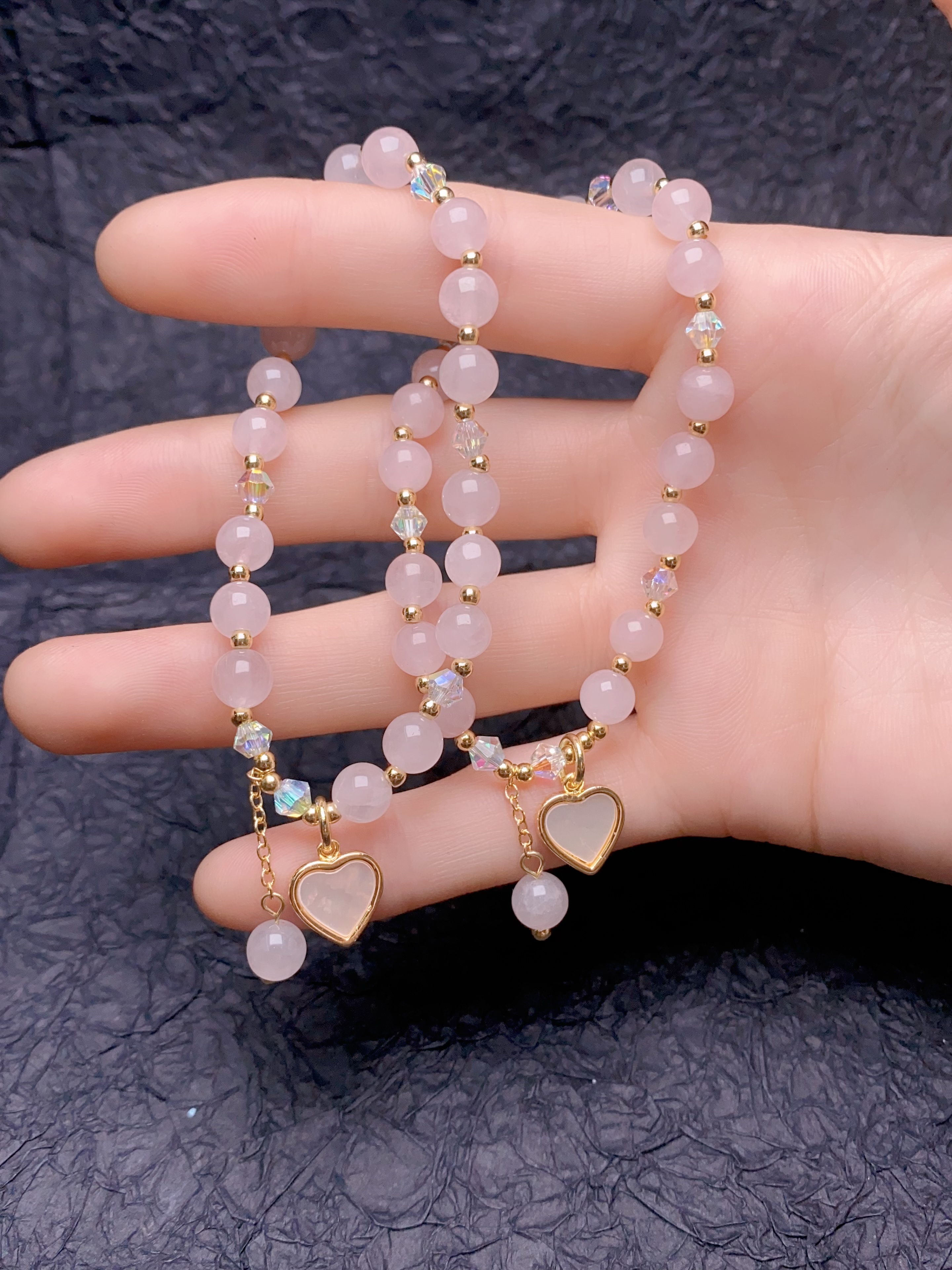 Natural Horse Powder Bracelet, Select Fine Horse Powder, Use Color-Preserving Copper Gold-Plated Accessories,
Use Madagascar Powder, Not A Single Pink. Bracelet details Picture