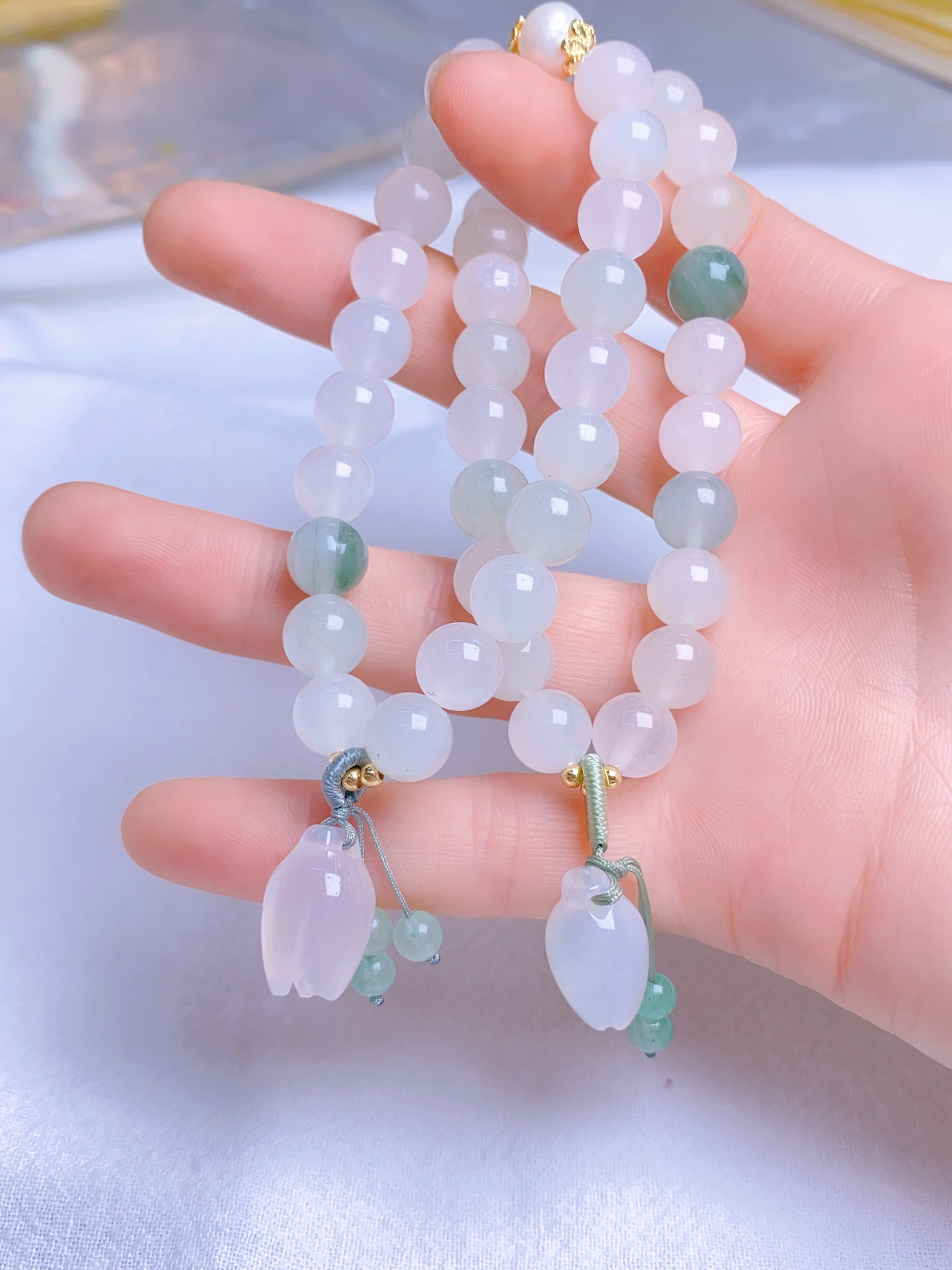 Tianshan Cui, Also Known As Quartzite Jade, Has The Characteristics Of Tight Structure, Hard Texture, Acid And Alkali Resistance, And High Hardness.
Light Green To White, Translucent, Glassy, Soft And Delicate, details Picture
