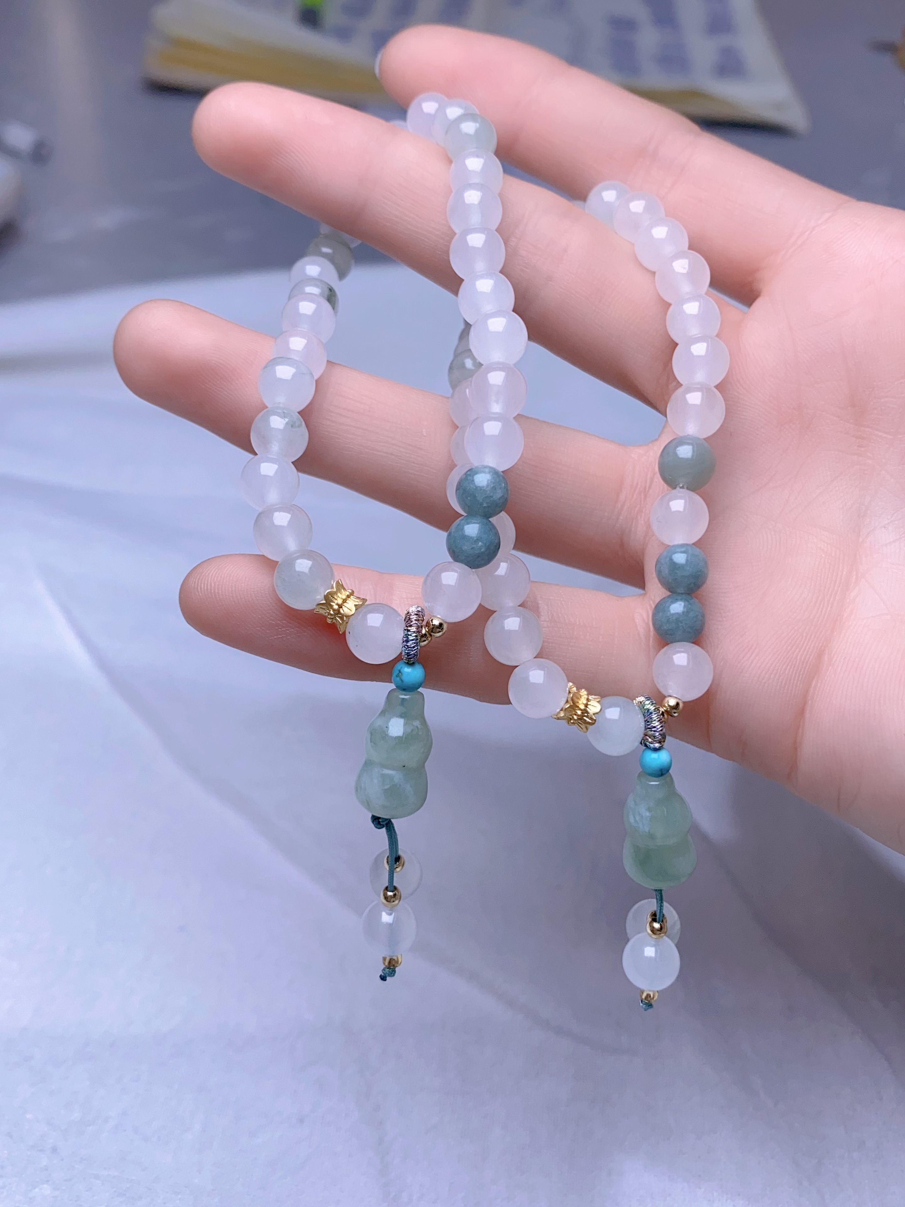 Tianshan Cui, Also Known As Quartzite Jade, Has The Characteristics Of Tight Structure, Hard Texture, Acid And Alkali Resistance, And High Hardness.
Pale Green To White, Translucent, Genus details Picture
