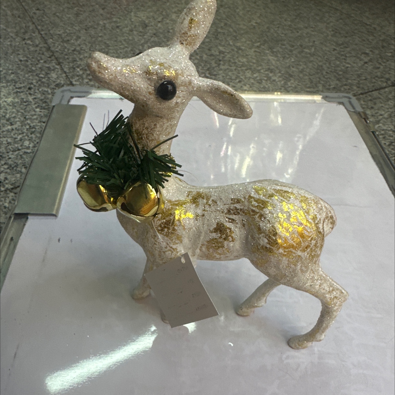 圣诞装饰品，圣诞摆件，圣诞鹿挂铁铃铛白底实物图