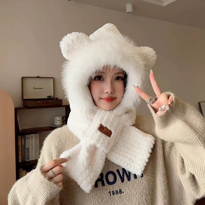 可爱小熊毛绒帽子女款冬季围巾一体保暖护耳帽加厚围脖防寒雷锋帽白底实物图