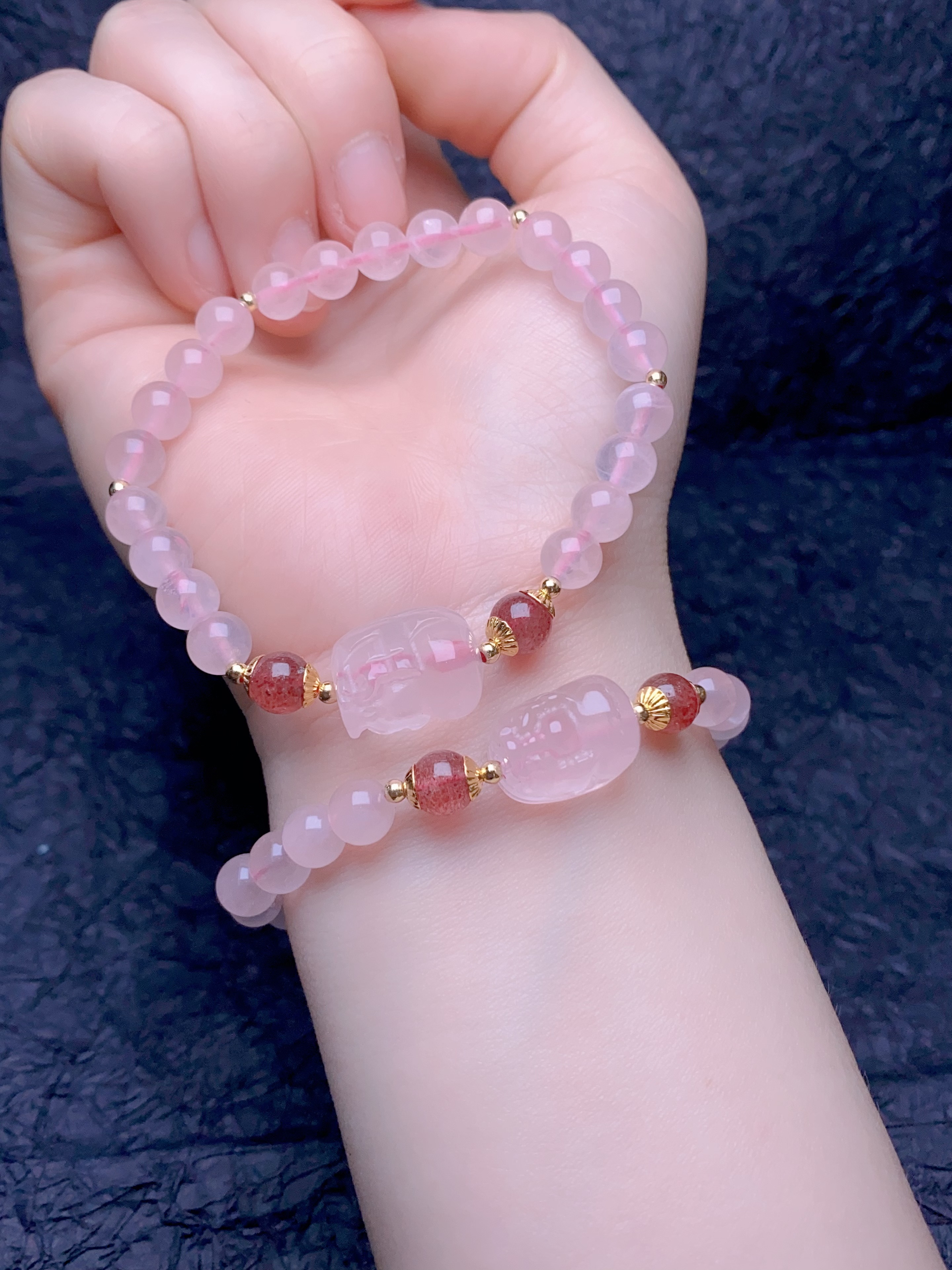 Natural Horse Powder Bracelet, Select Fine Horse Powder, Use Color-Preserving Copper Gold-Plated Accessories,
Use Madagascar Powder, Not A Single Pink. Use Carved Pieces Of Pixiu details Picture