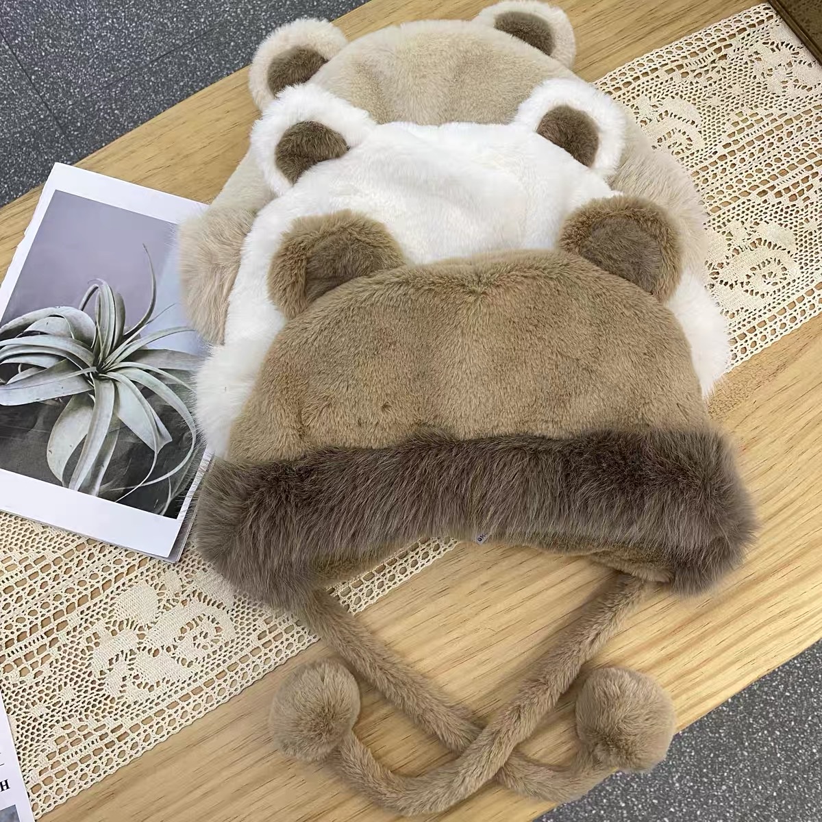 冬季可爱小熊帽子女毛茸茸保暖大毛边仿兔毛雷锋帽绑带防寒护耳帽 白底实物图