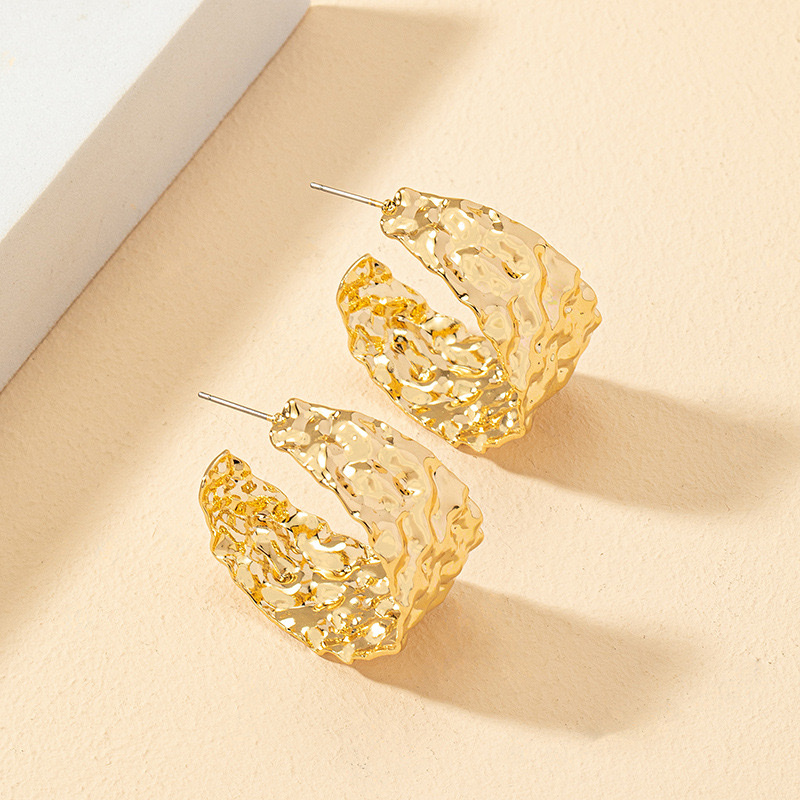 New irregular C-shaped letter earrings for spring and summer from Europe and America with a metallic feel are fashionable, individual and versatile details Picture
