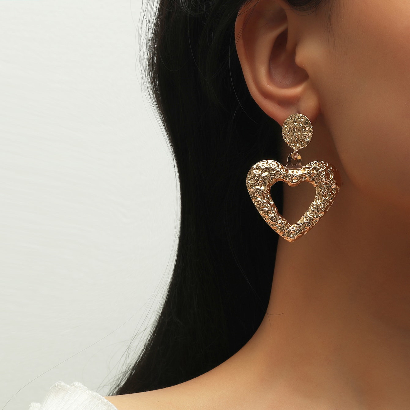 New European and American exaggerated accessories, retro geometric triangle-shaped metal earrings, unique and elegant alloy hollowed-out ear studs Specification image