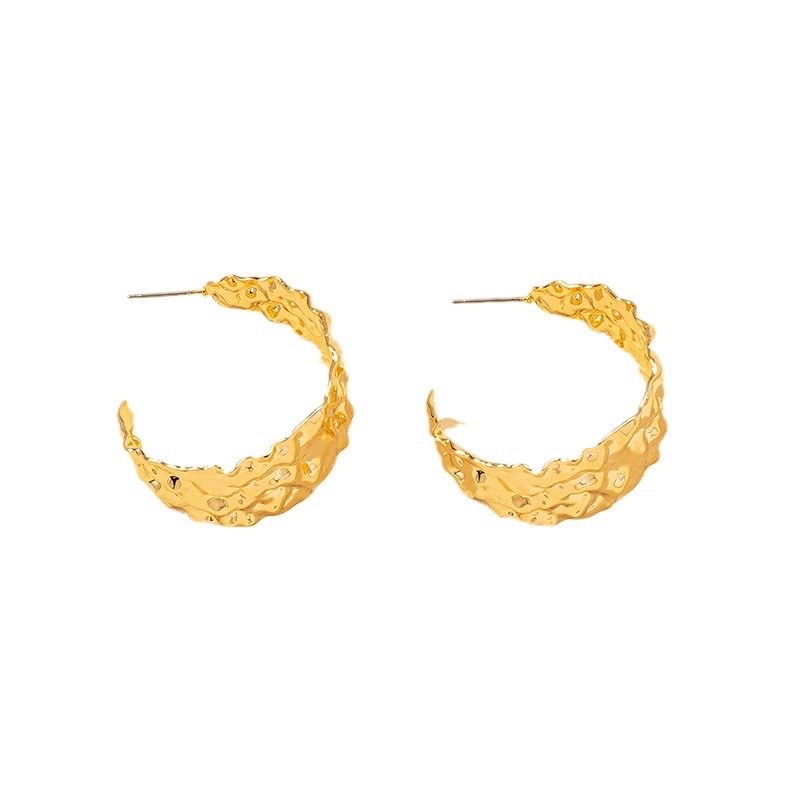 New irregular C-shaped letter earrings for spring and summer from Europe and America with a metallic feel are fashionable, individual and versatile Item Picture