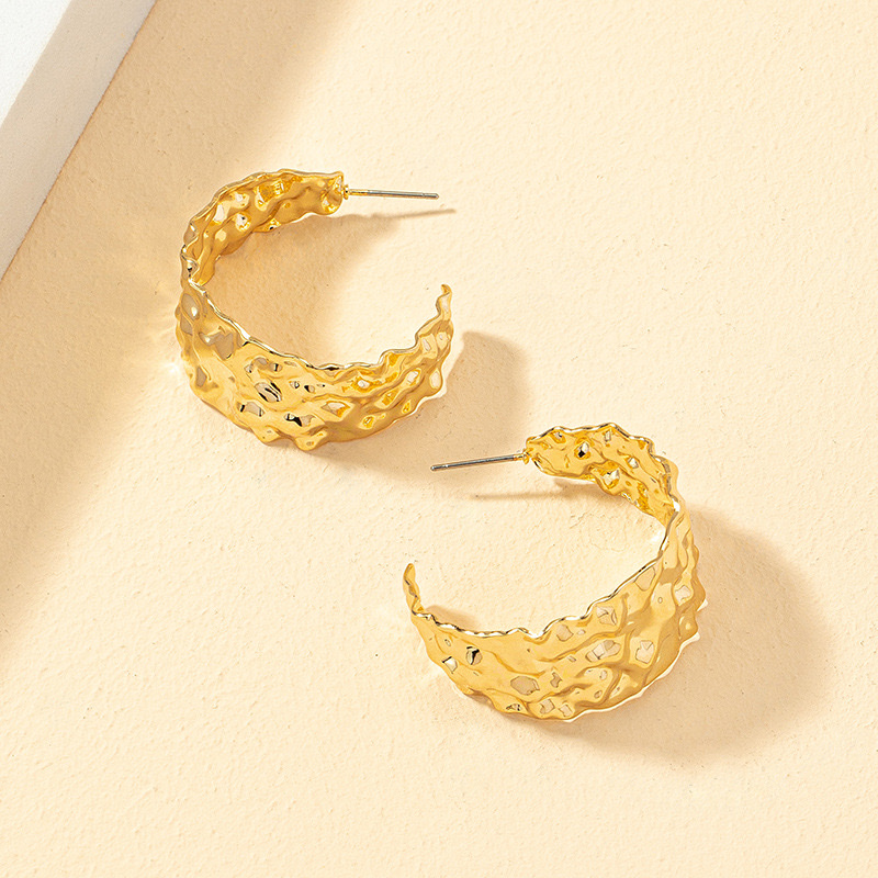 New irregular C-shaped letter earrings for spring and summer from Europe and America with a metallic feel are fashionable, individual and versatile Application Scenario