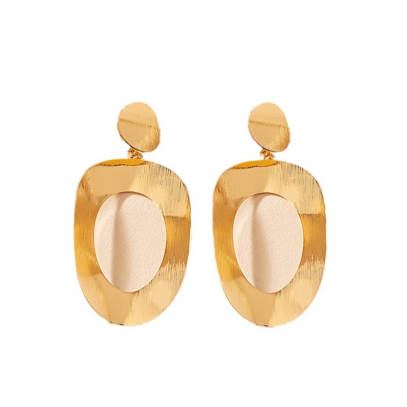 European and American style fashionable exaggerated geometric large circle earrings. A female Internet celebrity's elegant street style makes her face slimmer. Round earrings Application Scenario