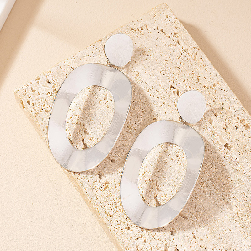 European and American style fashionable exaggerated geometric large circle earrings. A female Internet celebrity's elegant street style makes her face slimmer. Round earrings details Picture