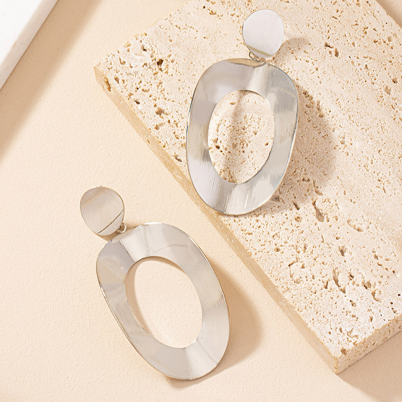 European and American style fashionable exaggerated geometric large circle earrings. A female Internet celebrity's elegant street style makes her face slimmer. Round earrings Item Picture