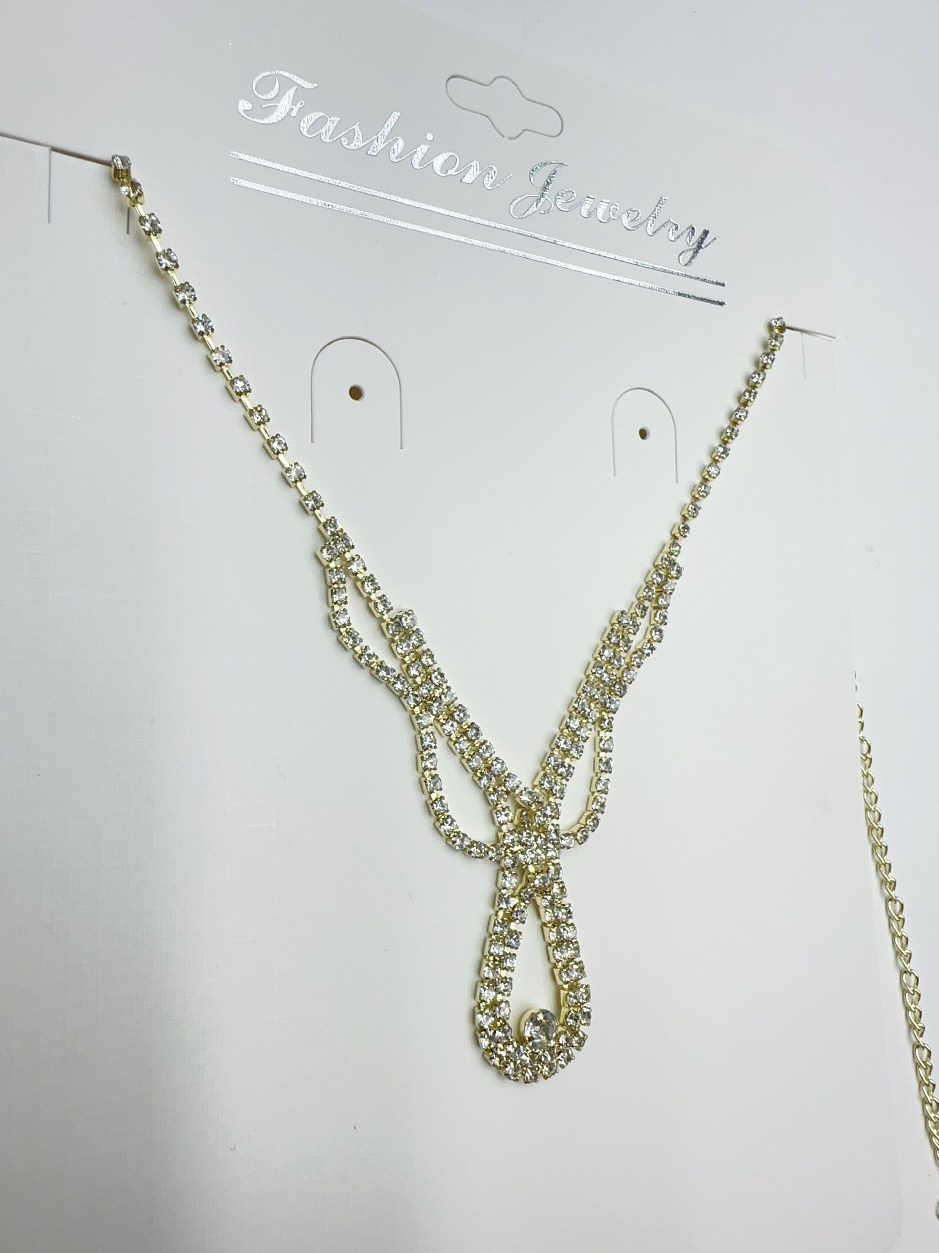 This necklace is full of diamonds and sparkling water drop tassels. It features a light luxury and niche design for women. It is a choker necklace with a high-end feel Specification image