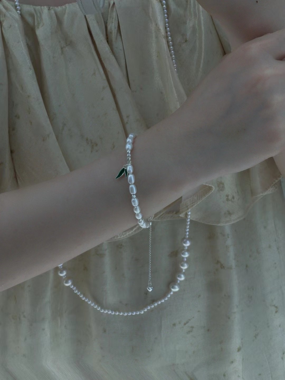 品名：新中式竹叶——氛围感小米粒设计款手链

-
禅意新中式款竹叶元素细节图