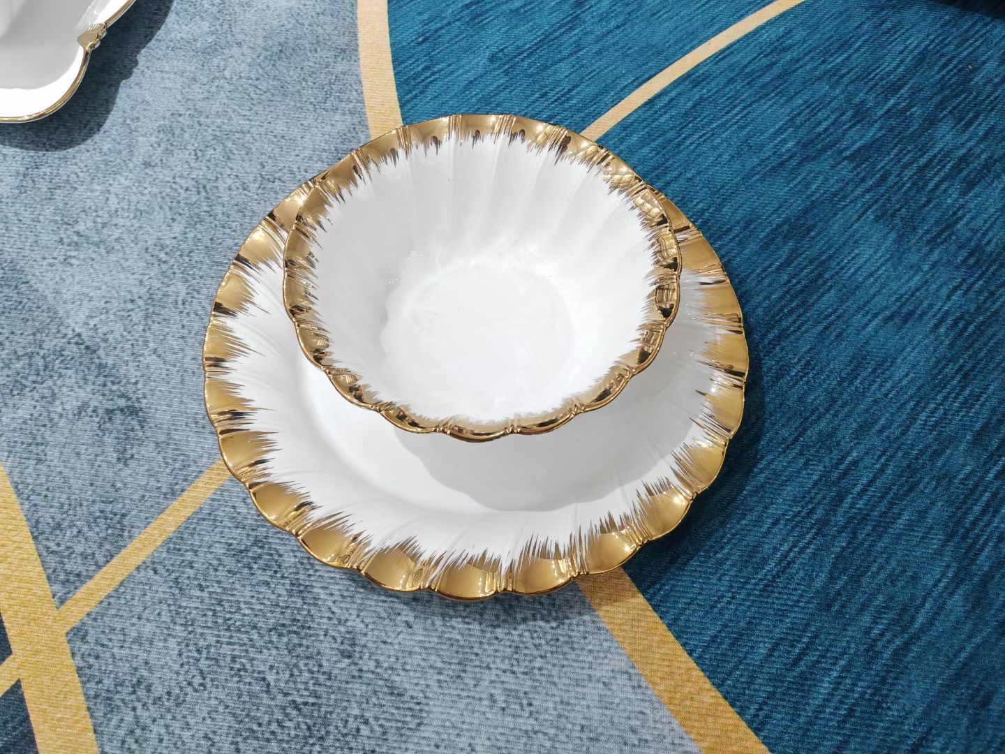 2024 New light luxury white electroplated tableware set, home and restaurant ceramic bowls, Nordic soup bowls, soup basins, large bowls and plates detail image 3