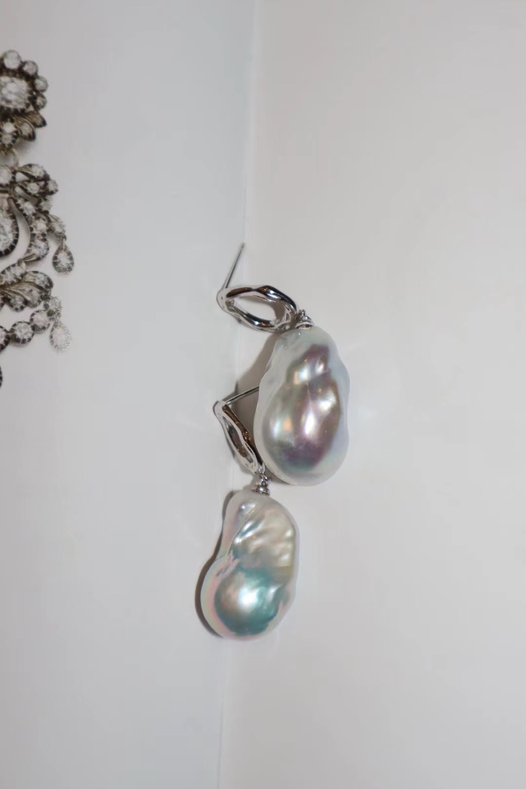 ［油画少女——艺术几何镂空线条迷宫炫彩巴洛克耳坠］

-
特别法式油画少女即视感

极简的艺术几何线条
通体纯银配件
