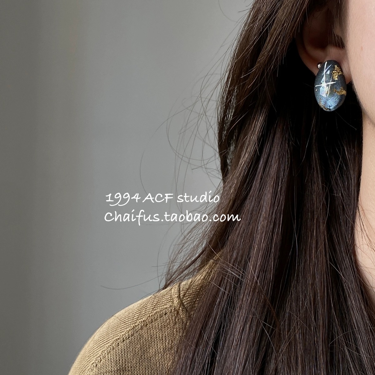 Chinese-style retro geometric oval gold foil stud earrings with a gentle and refined, niche and unique personality. Stardew Accessories 1 Application Scenario