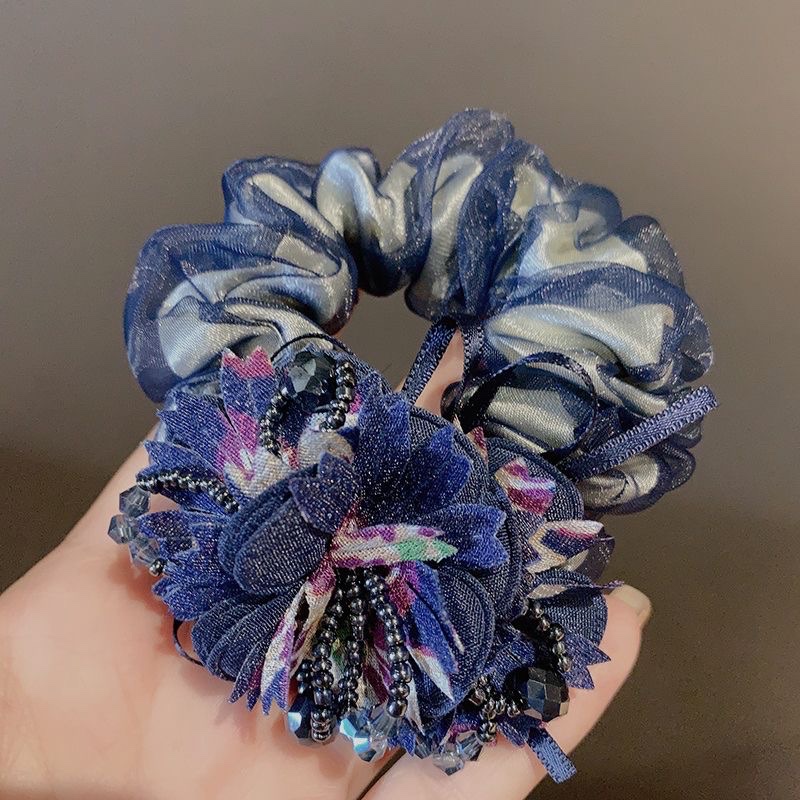 The Korean-style hair tie for women is fashionable and elegant. It exudes a sense of style. The hair tie is coiled, and the hair band is a silk headwear. It is trendy Application Scenario