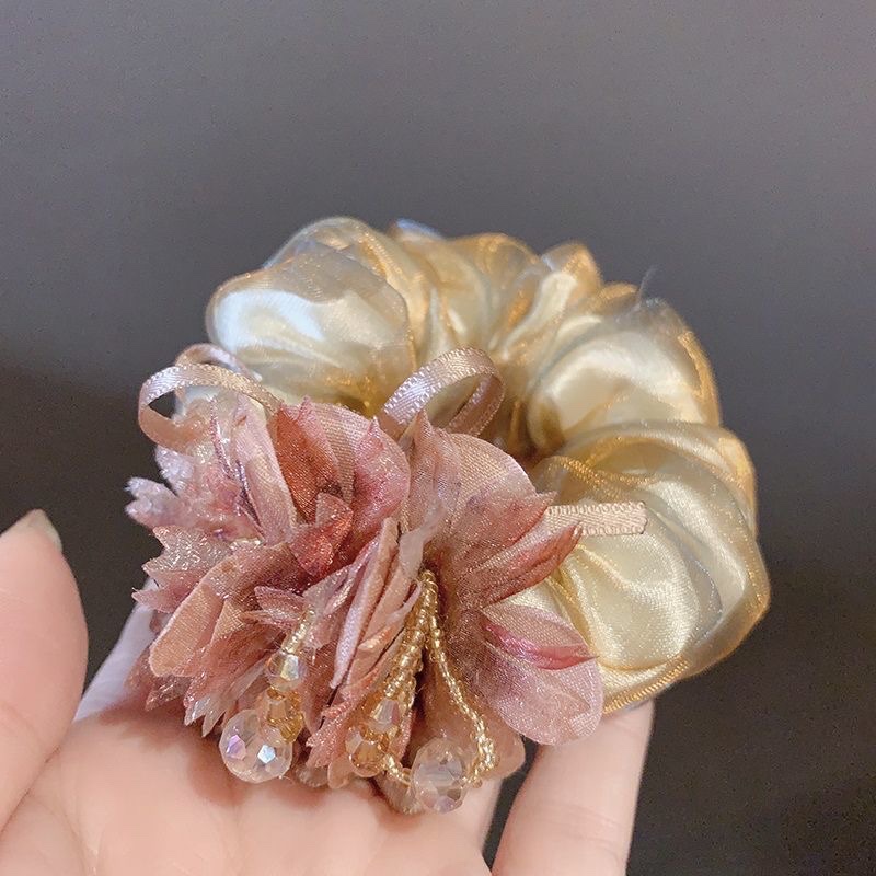 The Korean-style hair tie for women is fashionable and elegant. It exudes a sense of style. The hair tie is coiled, and the hair band is a silk headwear. It is trendy detail image 14