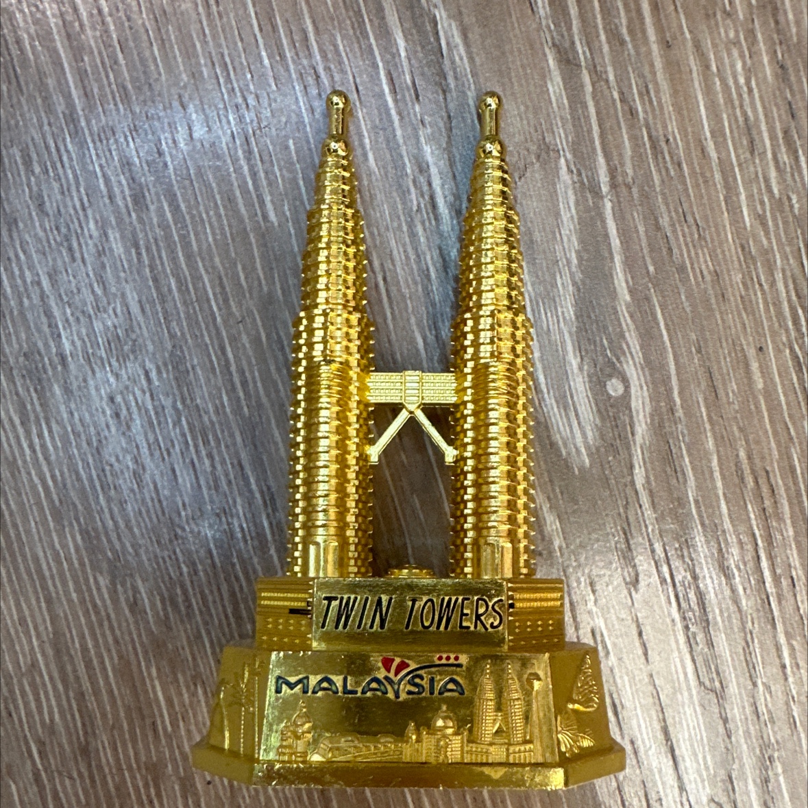 旅游工艺品金属合金工艺品摆件啤酒开双子塔细节图