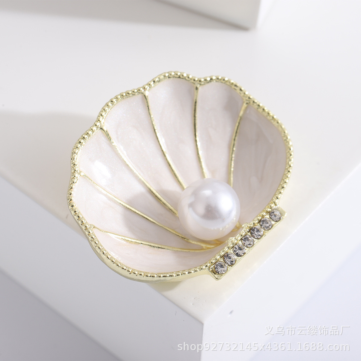 Factory direct sales and wholesale of European-style shell painting oil brooches, pins and corsages detail image 2