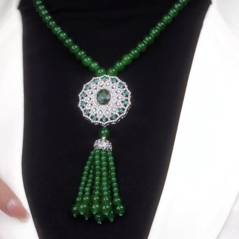 A luxurious green ruyi tassel necklace for women, 2023 new style, trendy and high-end, slightly studded with diamonds, heavy industry, grand pendant Specification image