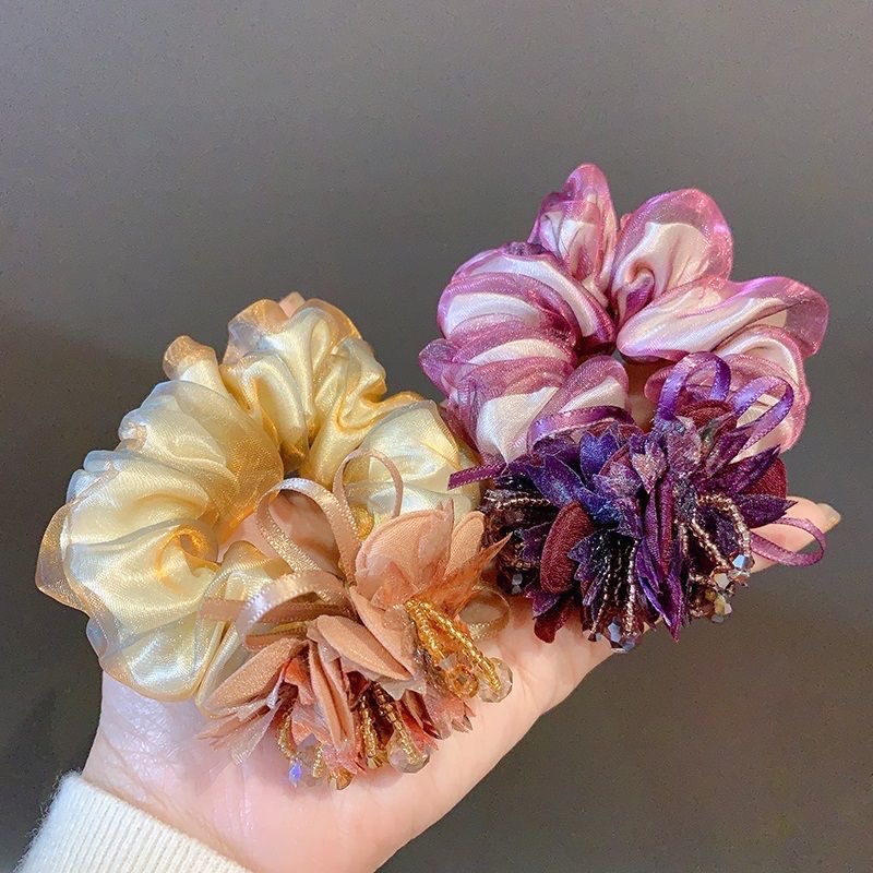 The Korean-style hair tie for women is fashionable and elegant. It exudes a sense of style. The hair tie is coiled, and the hair band is a silk headwear. It is trendy detail image 3