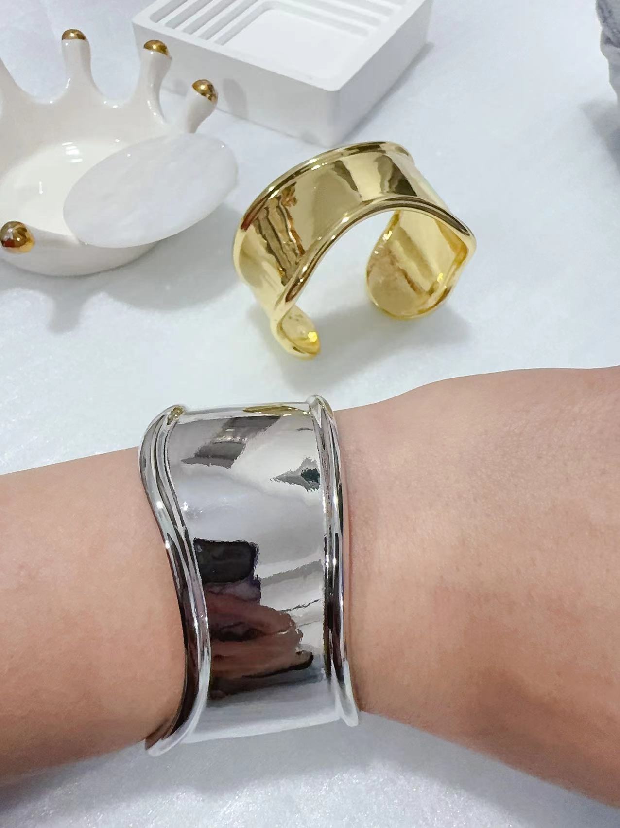 أساور ضوء ذهبية و مزدوجة الألوان