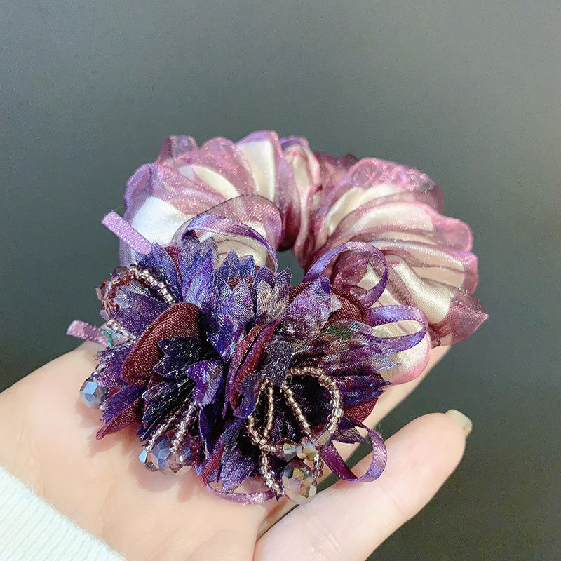 The Korean-style hair tie for women is fashionable and elegant. It exudes a sense of style. The hair tie is coiled, and the hair band is a silk headwear. It is trendy detail image 15