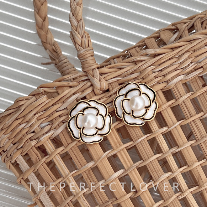 French retro chanel-style freshwater pearl camellia ear studs, fashionable and high-end women's earrings, 2024 new style detail image 3