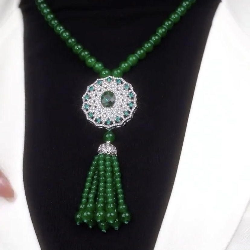 A luxurious green ruyi tassel necklace for women, 2023 new style, trendy and high-end, slightly studded with diamonds, heavy industry, grand pendant detail image 2