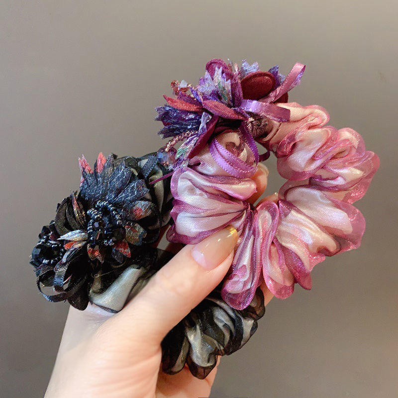 The Korean-style hair tie for women is fashionable and elegant. It exudes a sense of style. The hair tie is coiled, and the hair band is a silk headwear. It is trendy detail image 2