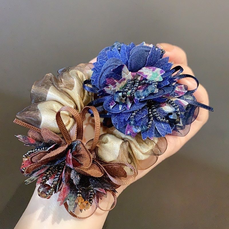 The Korean-style hair tie for women is fashionable and elegant. It exudes a sense of style. The hair tie is coiled, and the hair band is a silk headwear. It is trendy detail image 11