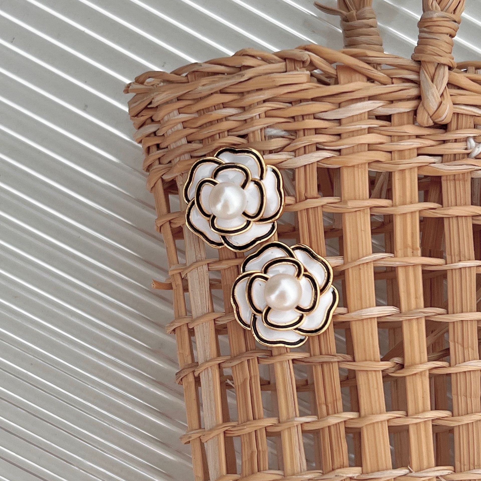 French retro chanel-style freshwater pearl camellia ear studs, fashionable and high-end women's earrings, 2024 new style detail image 5